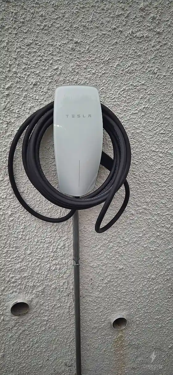 Cargador Tesla instalado y certificado en muro exterior, Las Condes