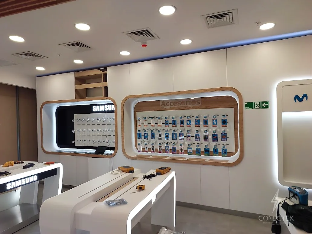 Interior instalación eléctrica sucursal Movistar